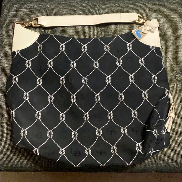 Dooney & Bourke Handbags - Dooney and Bourke large sized purse Dooney & Bourke Handbags - Dooney and Bourke large sized purse